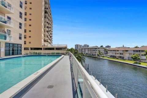 Condominio en venta en Hallandale Beach, Florida, 2 dormitorios, 117.15 m2 № 1215546 - foto 19