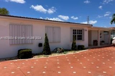 House in Miami, Florida 5 bedrooms, 147.06 sq.m. № 1151272 - photo 2