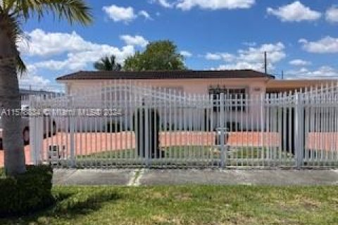 House in Miami, Florida 5 bedrooms, 147.06 sq.m. № 1151272 - photo 3