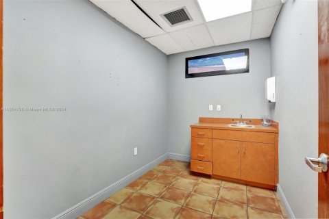 Propiedad comercial en venta en Hollywood, Florida № 1351854 - foto 30