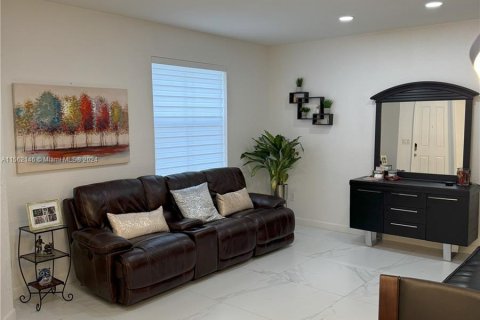 Adosado en venta en Hialeah, Florida, 3 dormitorios, 153.29 m2 № 1099522 - foto 6