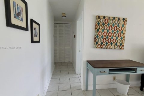 Condo in Hallandale Beach, Florida, 1 bedroom  № 1345668 - photo 15