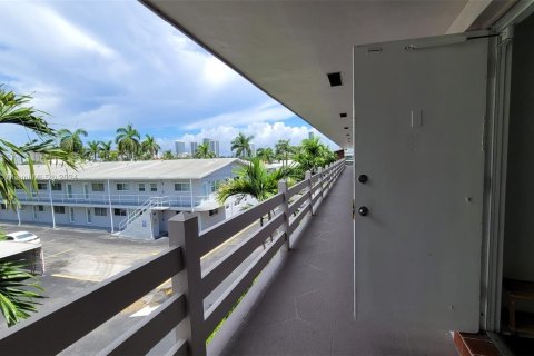 Condominio en alquiler en Hallandale Beach, Florida, 1 dormitorio, 66.89 m2 № 1345668 - foto 1