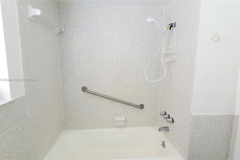 Condo in Hallandale Beach, Florida, 1 bedroom  № 1345668 - photo 24