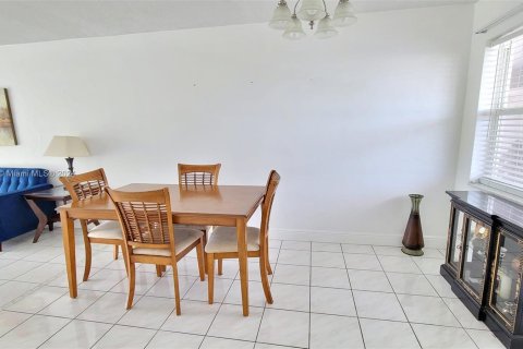 Condo in Hallandale Beach, Florida, 1 bedroom  № 1345668 - photo 8