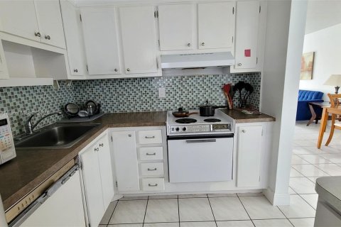 Condo in Hallandale Beach, Florida, 1 bedroom  № 1345668 - photo 5