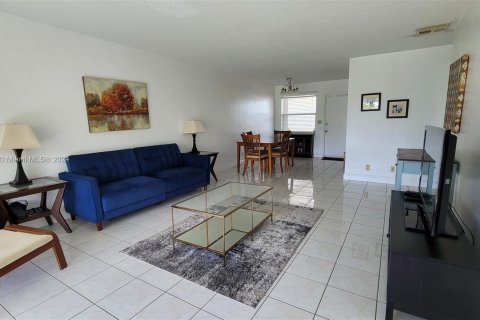 Condo in Hallandale Beach, Florida, 1 bedroom  № 1345668 - photo 12