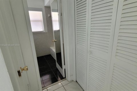 Condo in Hallandale Beach, Florida, 1 bedroom  № 1345668 - photo 21