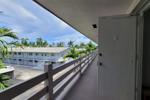 Condo in Hallandale Beach, Florida, 1 bedroom  № 1345668 - photo 2