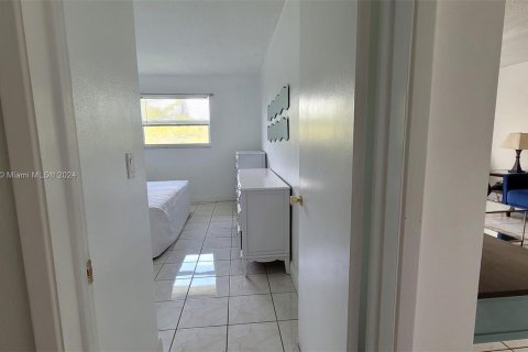 Condo in Hallandale Beach, Florida, 1 bedroom  № 1345668 - photo 16