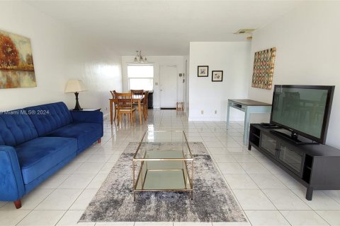 Condo in Hallandale Beach, Florida, 1 bedroom  № 1345668 - photo 11