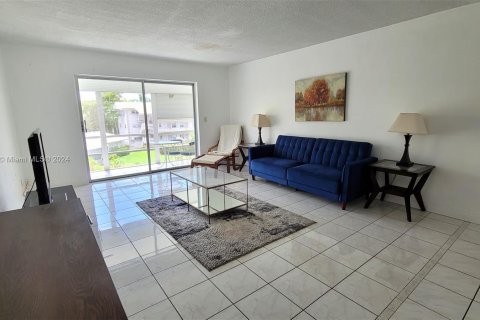 Condo in Hallandale Beach, Florida, 1 bedroom  № 1345668 - photo 13