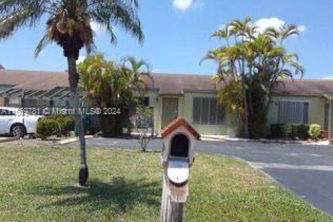 Condo in Miami Gardens, Florida, 2 bedrooms  № 1387815 - photo 1