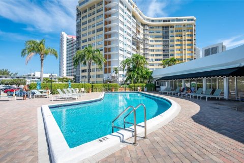 Condo in Hallandale Beach, Florida, 1 bedroom  № 1232527 - photo 19