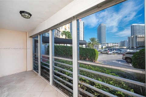 Condo in Hallandale Beach, Florida, 1 bedroom  № 1232527 - photo 16