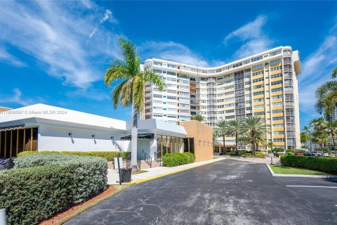 Condo in Hallandale Beach, Florida, 1 bedroom  № 1232527 - photo 1