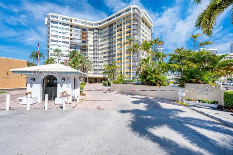 Condominio en venta en Hallandale Beach, Florida, 1 dormitorio, 77.48 m2 № 1232527 - foto 2