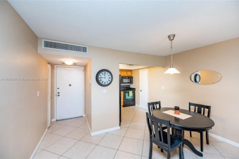 Condo in Hallandale Beach, Florida, 1 bedroom  № 1232527 - photo 8