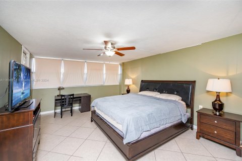 Condo in Hallandale Beach, Florida, 1 bedroom  № 1232527 - photo 11