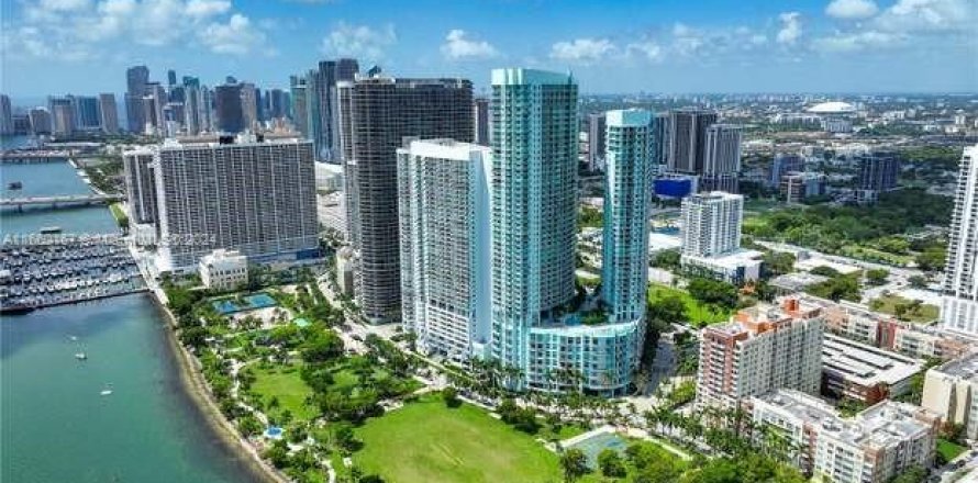 Condominio en Miami, Florida, 2 dormitorios  № 1377333