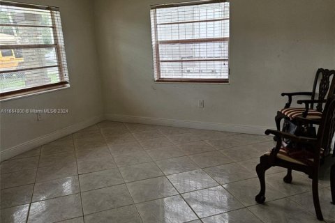 House in Miami, Florida 4 bedrooms, 172.98 sq.m. № 1377382 - photo 6