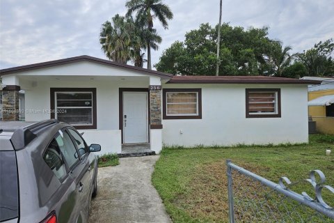 House in Miami, Florida 4 bedrooms, 172.98 sq.m. № 1377382 - photo 1