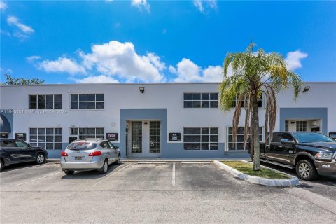 Propiedad comercial en venta en Miami, Florida № 1328780 - foto 3