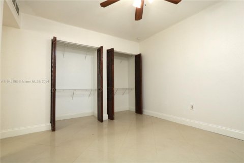 Condo in Opa-locka, Florida, 3 bedrooms  № 1328860 - photo 12