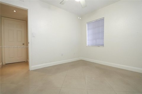 Condo in Opa-locka, Florida, 3 bedrooms  № 1328860 - photo 19