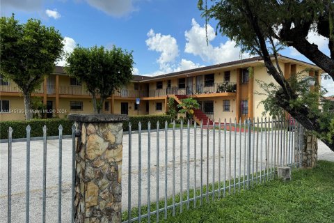 Condo in Opa-locka, Florida, 3 bedrooms  № 1328860 - photo 4