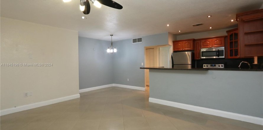 Condo à Opa-locka, Floride, 3 chambres  № 1328860