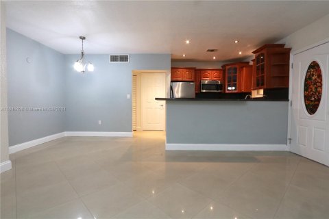 Condo in Opa-locka, Florida, 3 bedrooms  № 1328860 - photo 6