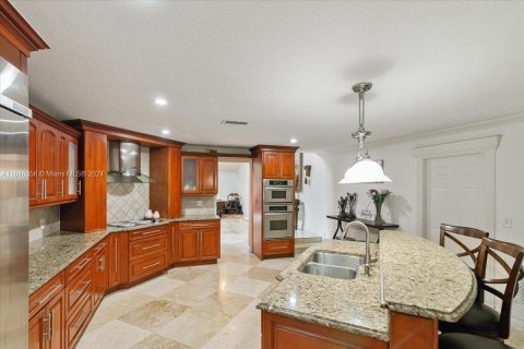 House in Miami, Florida 5 bedrooms, 284 sq.m. № 1328820 - photo 20