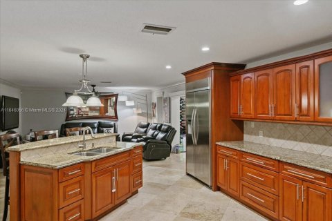 House in Miami, Florida 5 bedrooms, 284 sq.m. № 1328820 - photo 17