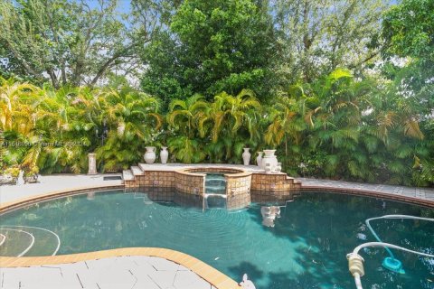 Casa en venta en Miami, Florida, 5 dormitorios, 284 m2 № 1328820 - foto 1