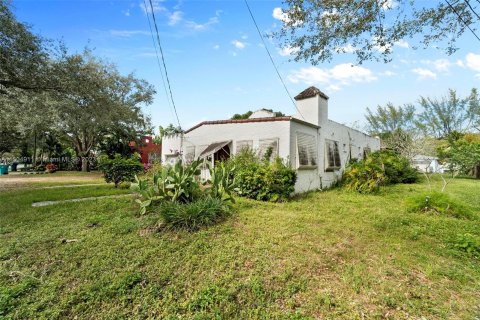 House in Biscayne Park, Florida 4 bedrooms, 228.54 sq.m. № 922197 - photo 4