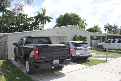 House in Opa-locka, Florida 3 bedrooms, 124.67 sq.m. № 1354492 - photo 2