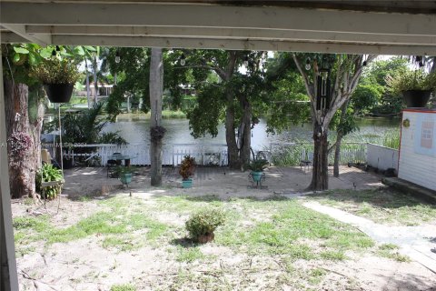 House in Opa-locka, Florida 3 bedrooms, 124.67 sq.m. № 1354492 - photo 3