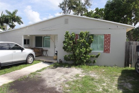 House in Opa-locka, Florida 3 bedrooms, 124.67 sq.m. № 1354492 - photo 1