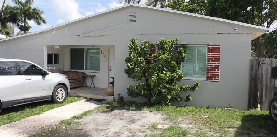 House in Opa-locka, Florida 3 bedrooms, 124.67 sq.m. № 1354492