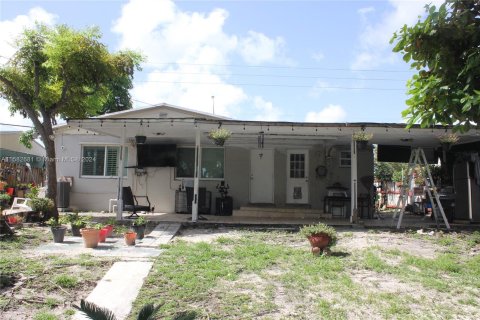 Casa en venta en Opa-locka, Florida, 3 dormitorios, 124.67 m2 № 1354492 - foto 4