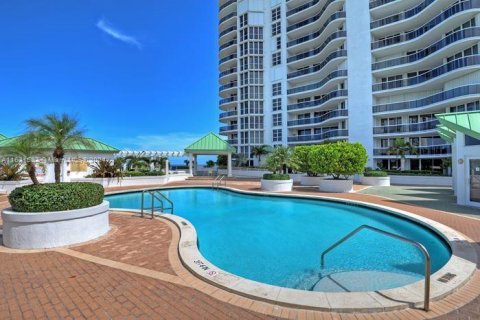 Condo in Sunny Isles Beach, Florida, 2 bedrooms  № 1292740 - photo 22