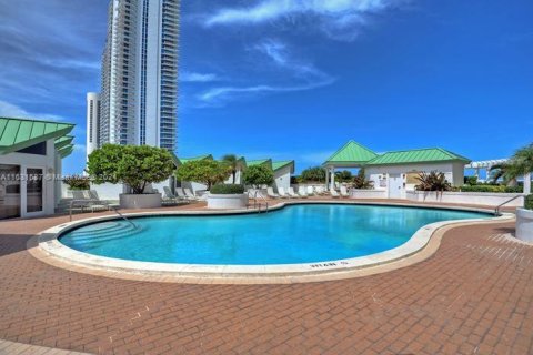 Condo in Sunny Isles Beach, Florida, 2 bedrooms  № 1292740 - photo 23