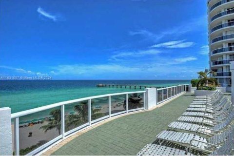 Condominio en venta en Sunny Isles Beach, Florida, 2 dormitorios, 160.72 m2 № 1292740 - foto 17