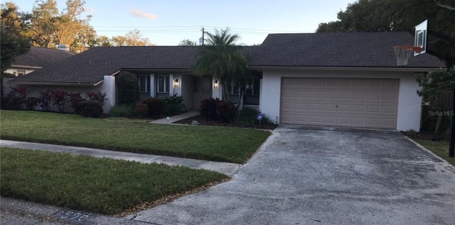 House in Lutz, Florida 4 bedrooms, 215.44 sq.m. № 1005836