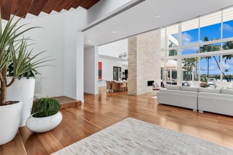 Villa ou maison à vendre à Miami Beach, Floride: 9 chambres, 891.77 m2 № 670438 - photo 12