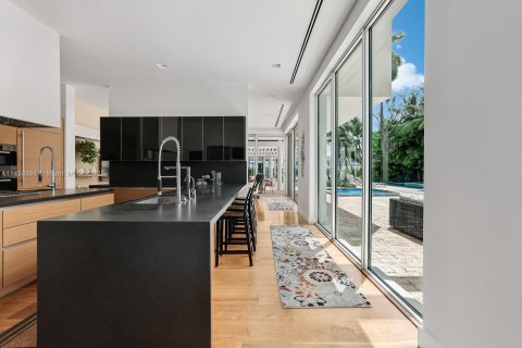 Villa ou maison à vendre à Miami Beach, Floride: 9 chambres, 891.77 m2 № 670438 - photo 16