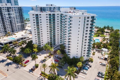 Condo in Hollywood, Florida, 1 bedroom  № 1176174 - photo 22