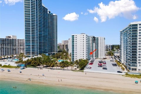 Condo in Hollywood, Florida, 1 bedroom  № 1176174 - photo 3