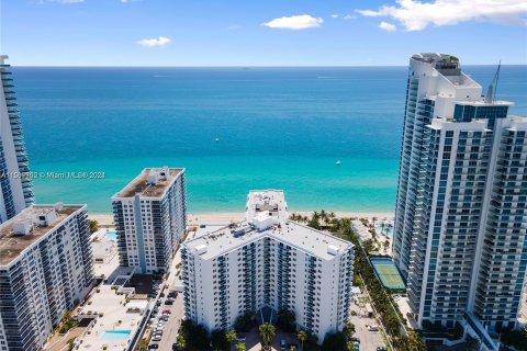 Condo in Hollywood, Florida, 1 bedroom  № 1176174 - photo 23